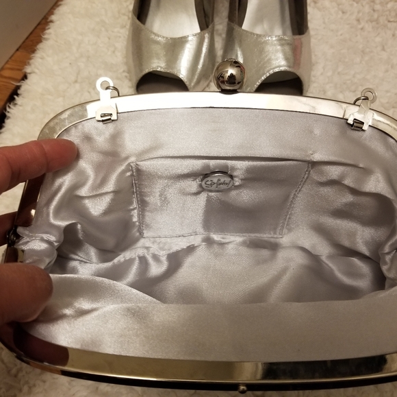 Clutch - Picture 3 of 3